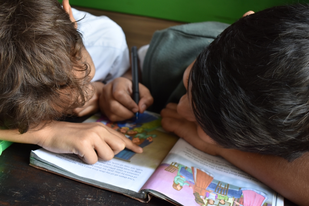 Bambini leggono insieme un libro