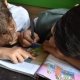 Bambini leggono insieme un libro