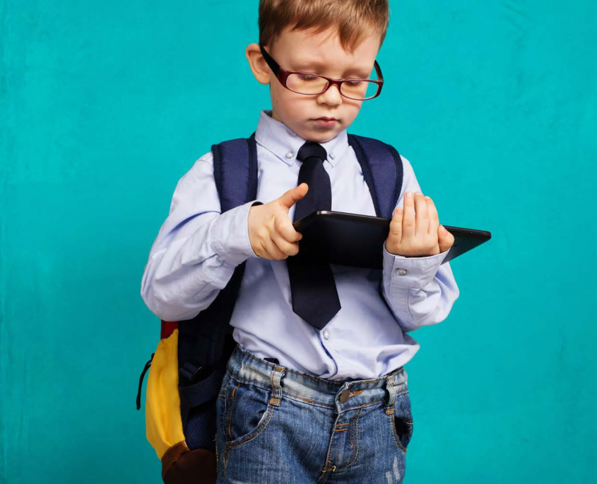 Bimbo con tablet per Pearson English Benchmark Young Learners